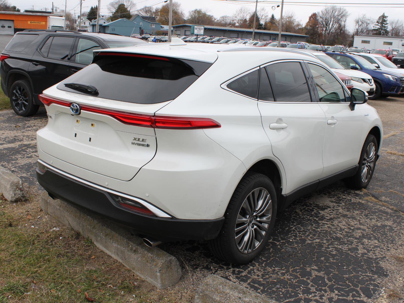 Used 2021 Toyota Venza XLE image 4