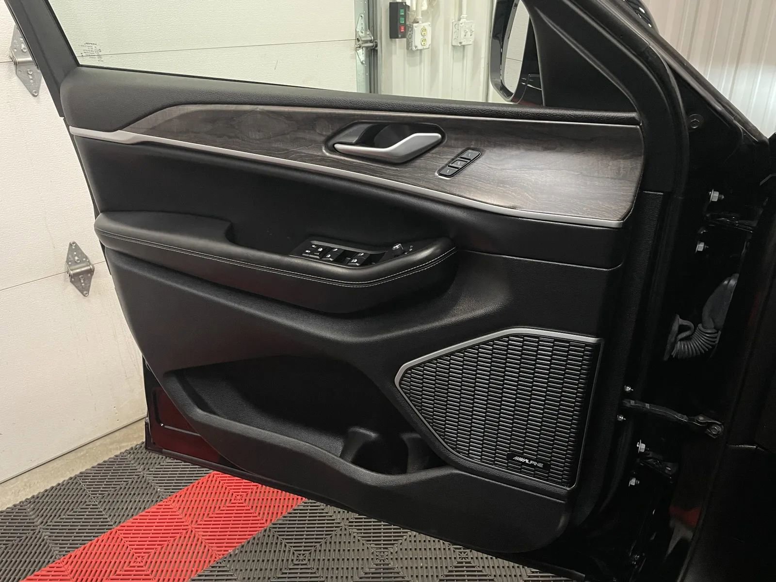 Used 2024 Jeep Grand Cherokee Limited 4xe image 28