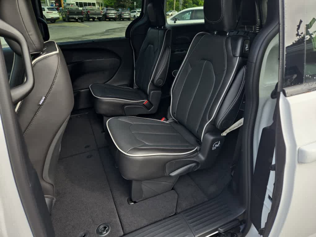 New 2026 Chrysler Pacifica Limited w/ S Appearance Package image 12