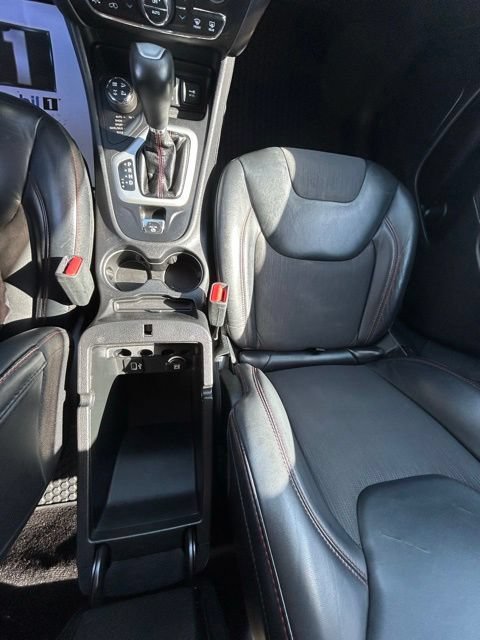 Used 2017 Jeep Cherokee Trailhawk w/ Comfort & Convenience Group AWD/4WD image 18