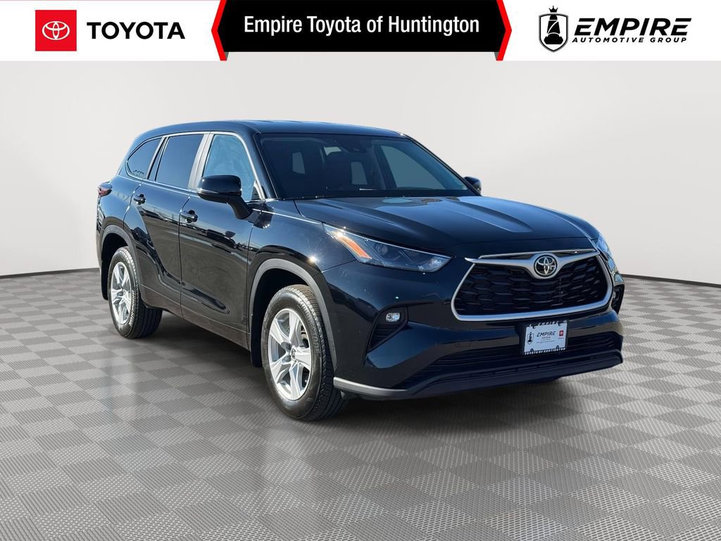 Used 2024 Toyota Highlander LE image 1