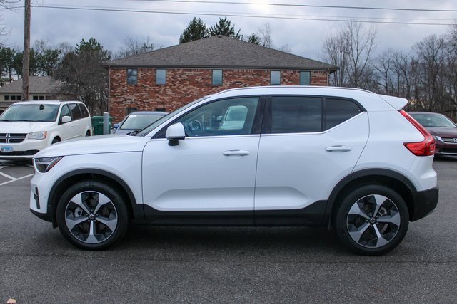 Used 2025 Volvo XC40 B5 Plus image 5