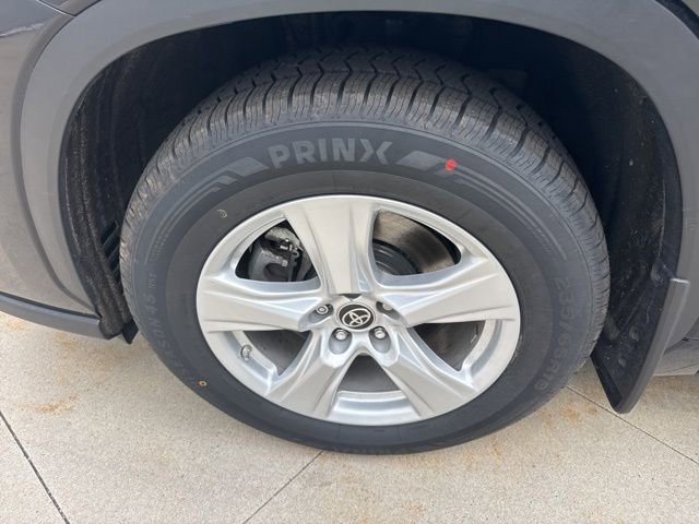 Used 2023 Toyota Highlander LE image 12