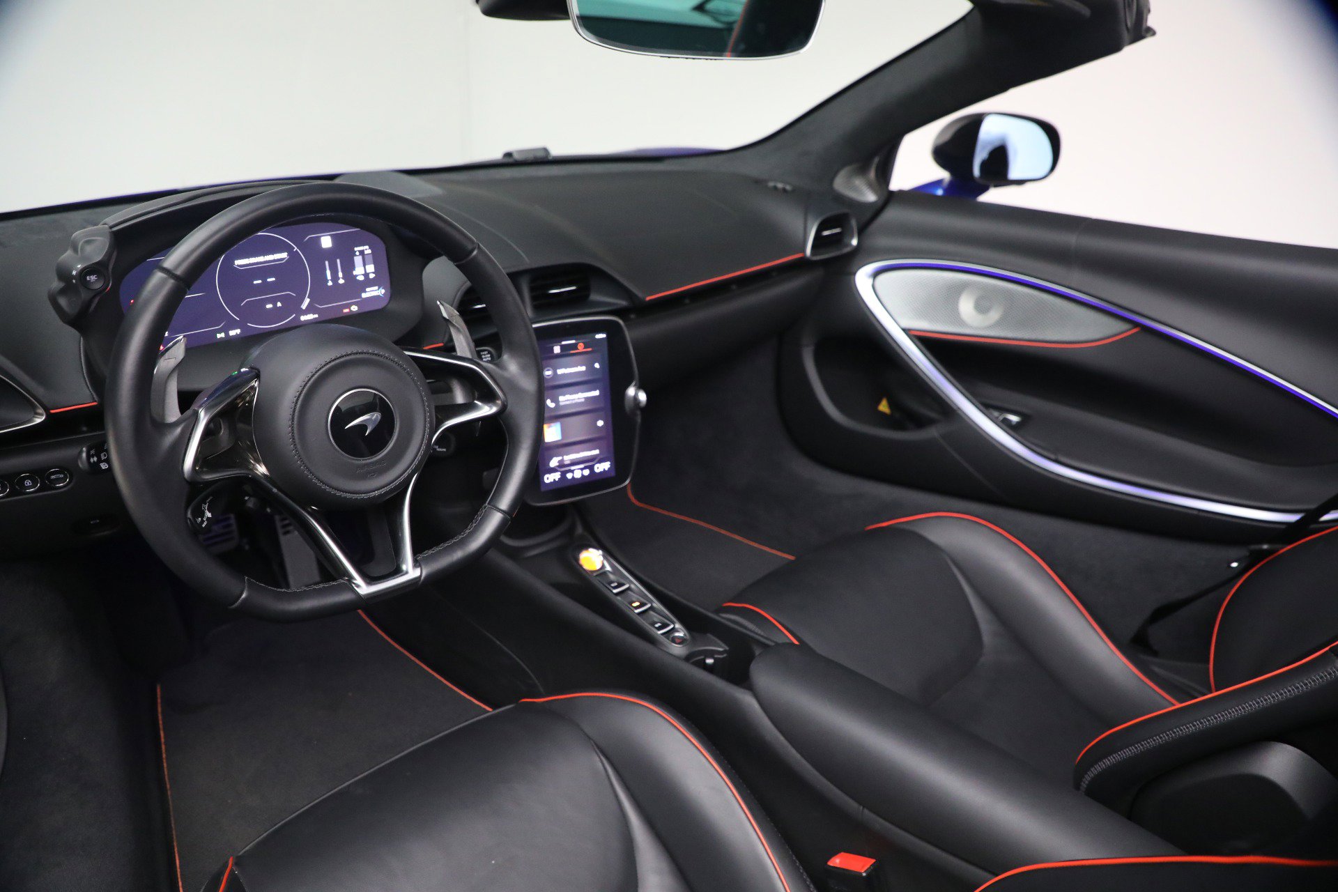 Used 2025 McLaren Artura Spider image 23