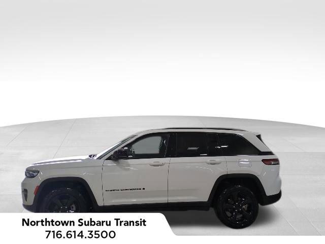 Used 2023 Jeep Grand Cherokee Altitude AWD/4WD image 2