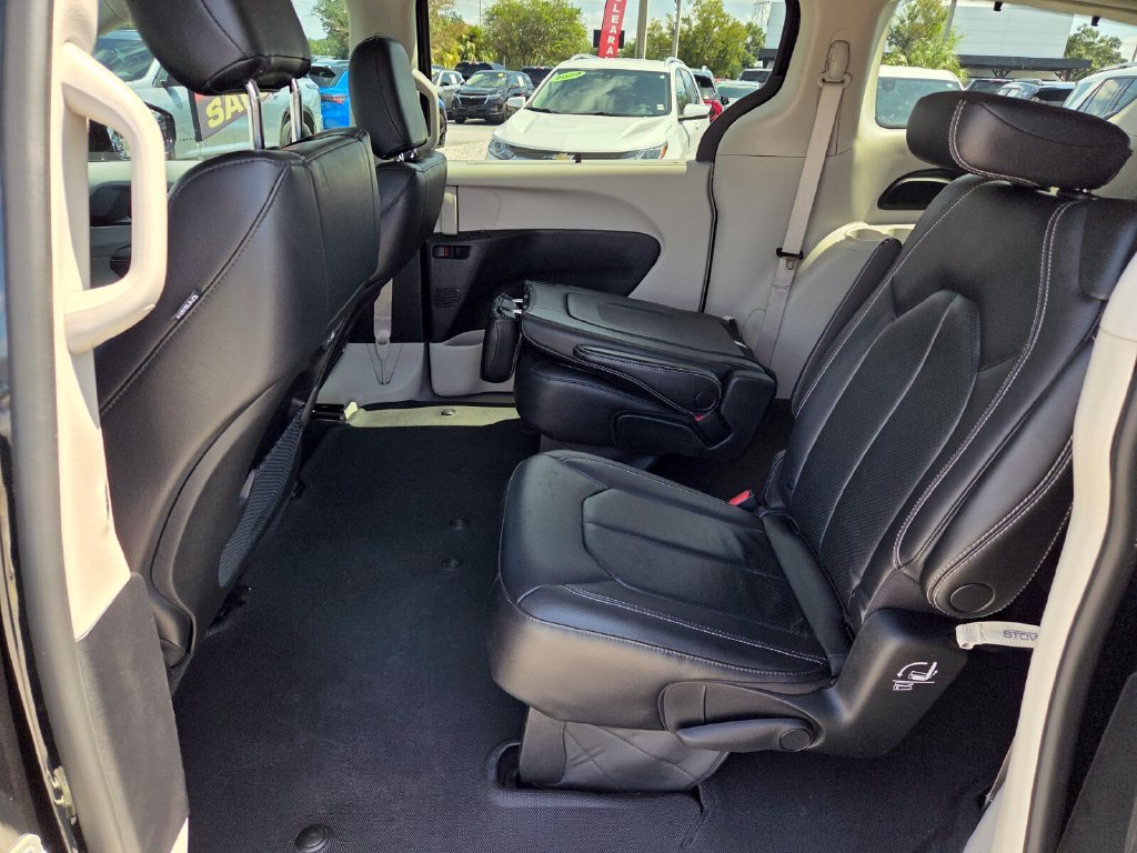 Used 2022 Chrysler Pacifica Touring-L AWD/4WD image 7