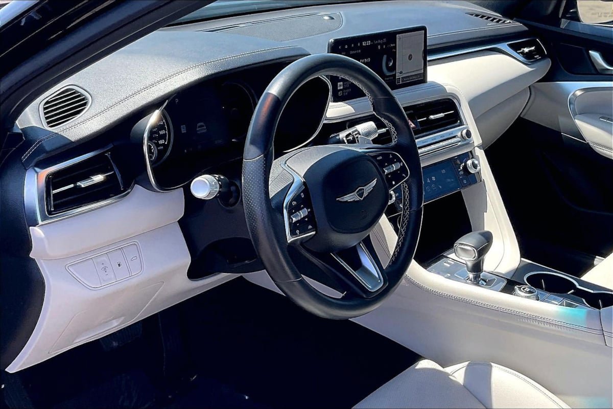 Used 2025 Genesis G70 2.5T RWD image 11