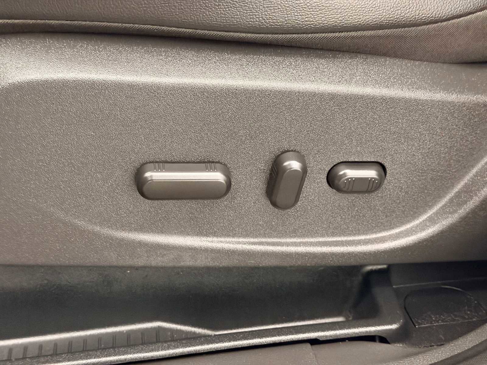 Used 2018 Ford Escape Titanium image 18