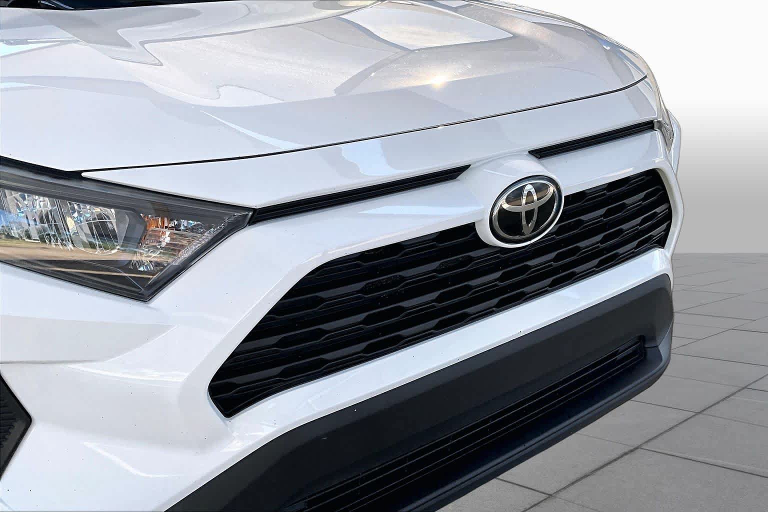Used 2021 Toyota RAV4 LE AWD/4WD image 30
