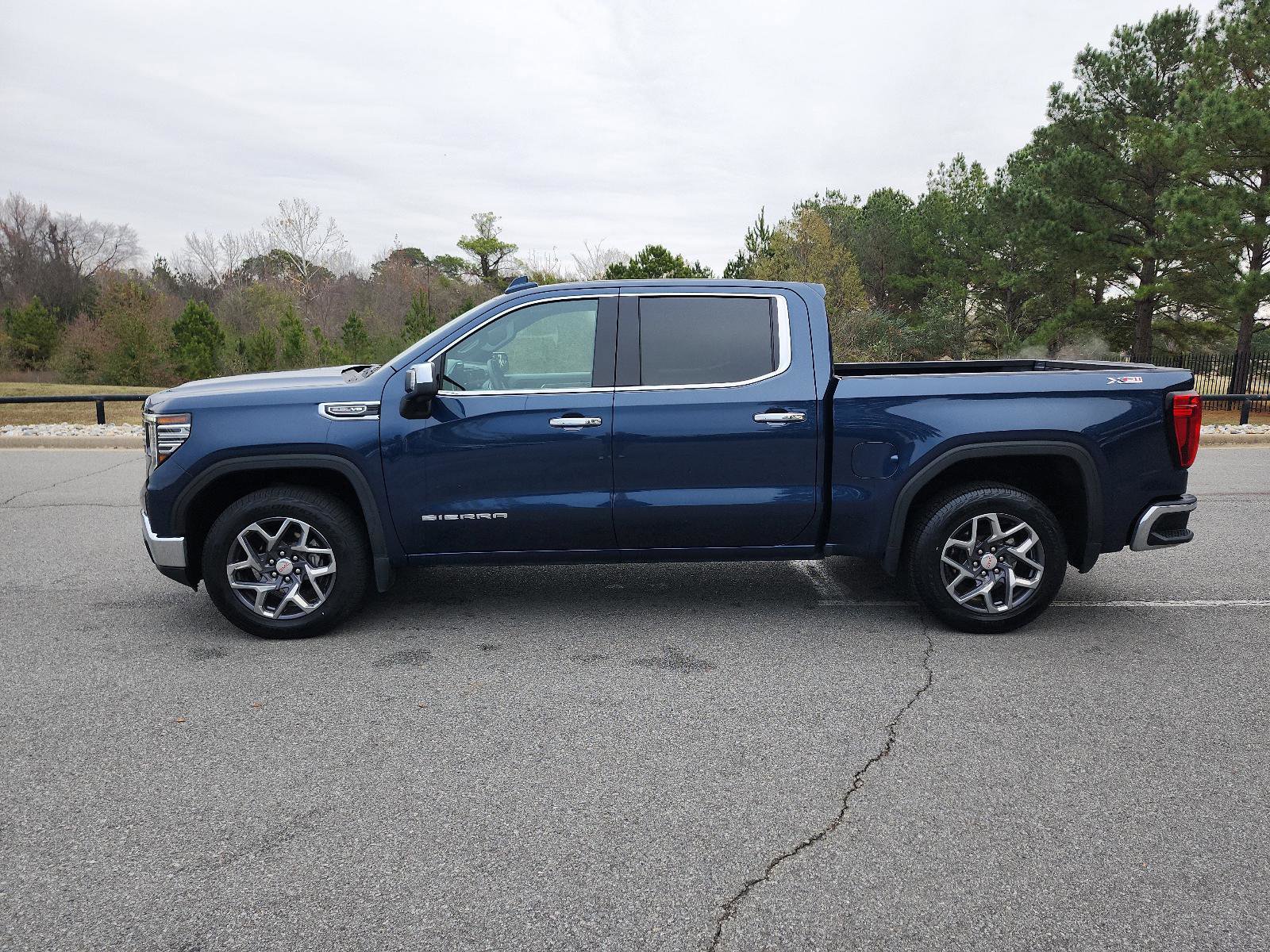 Certified 2022 GMC Sierra 1500 SLT image 2