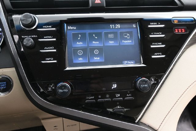 Used 2018 Toyota Camry XLE FWD image 18