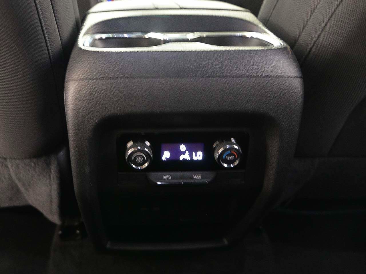 Used 2025 Chevrolet Traverse LT image 9