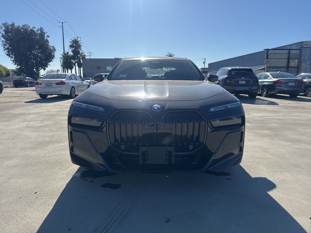 Used 2025 BMW i7 xDrive60 w/ Executive Package image 8