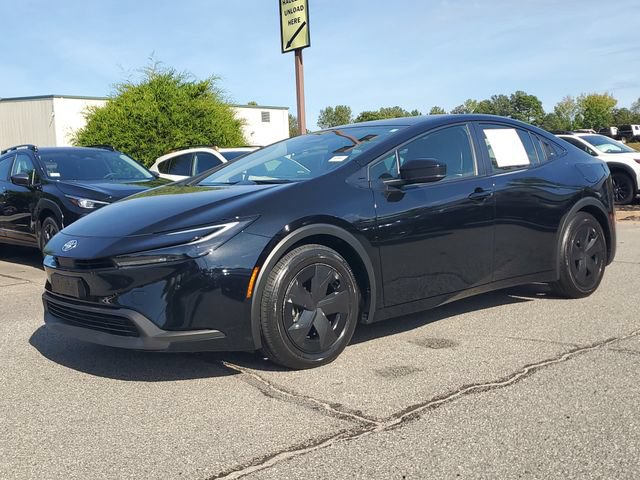 Used 2024 Toyota Prius LE FWD image 3