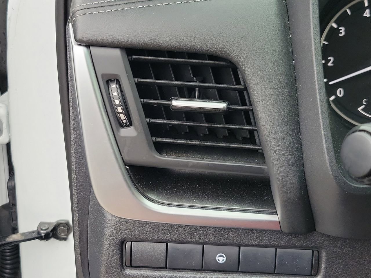 Used 2025 Nissan Rogue SV image 32