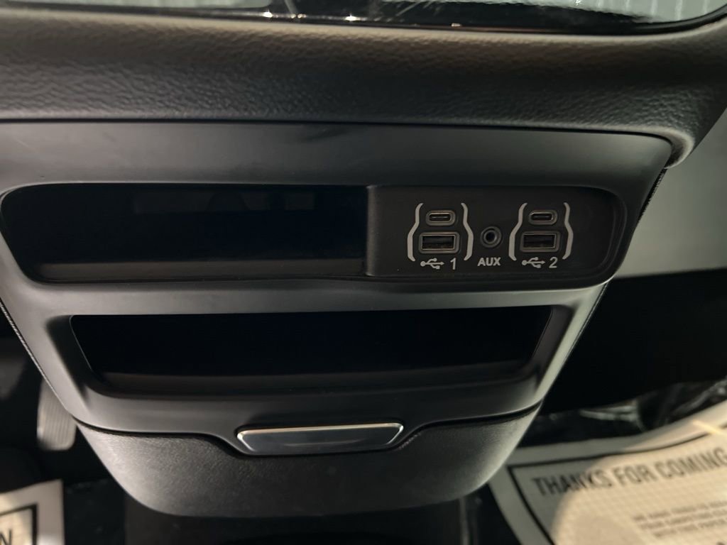 Used 2025 Chrysler Pacifica Select image 35