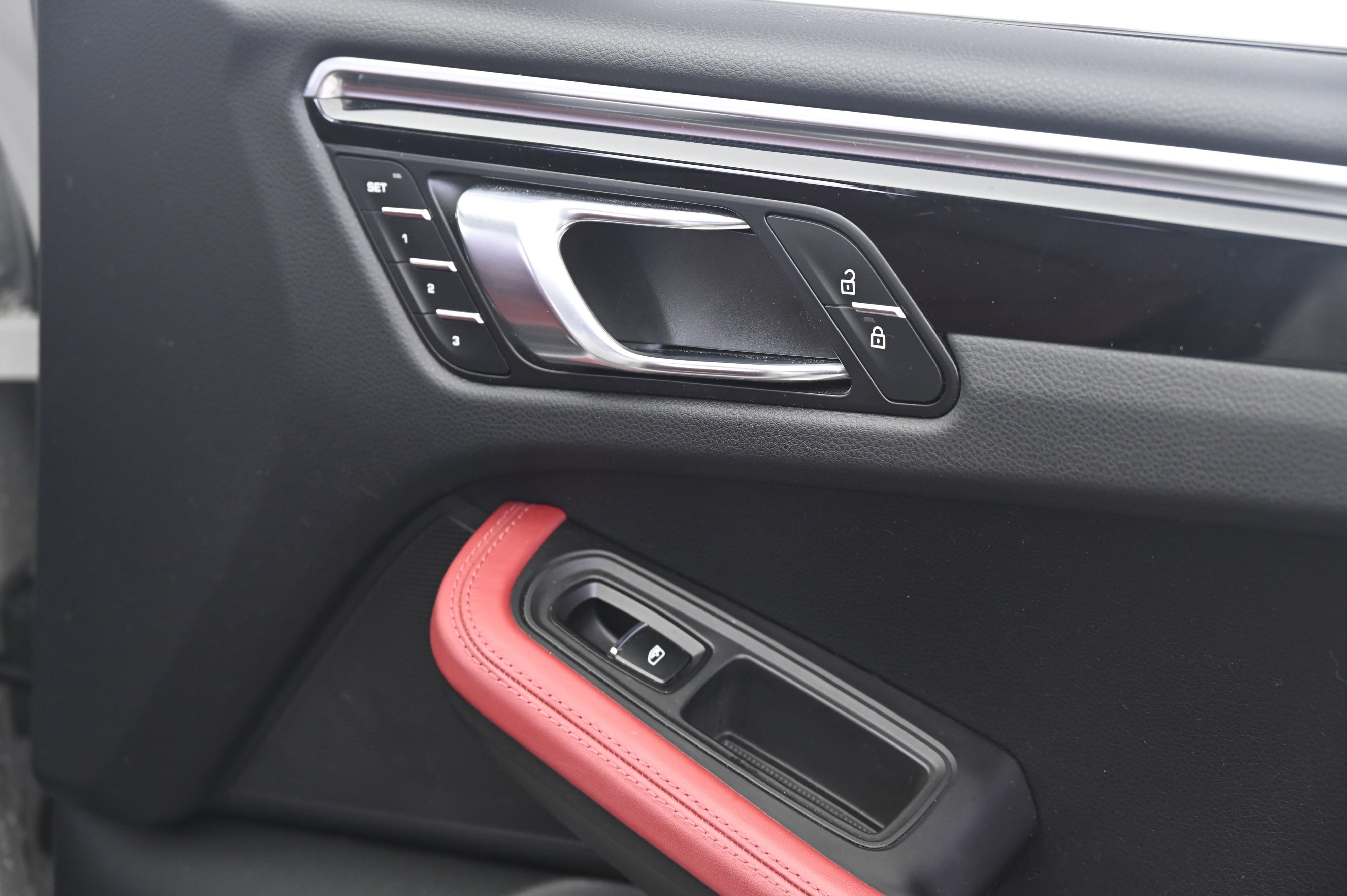 Certified 2023 Porsche Macan AWD/4WD image 21