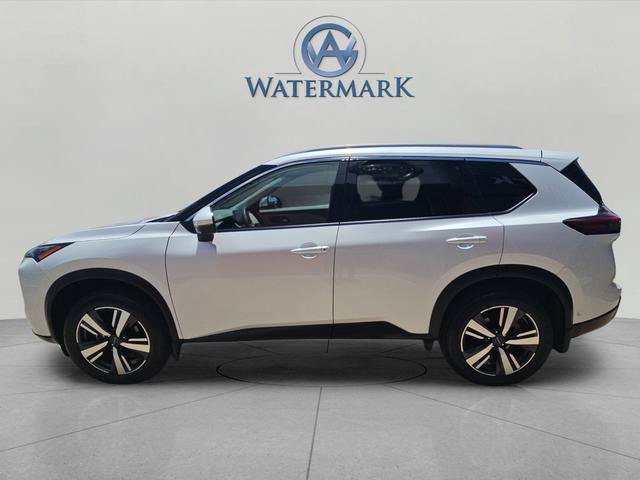 Used 2025 Nissan Rogue SL AWD/4WD image 2