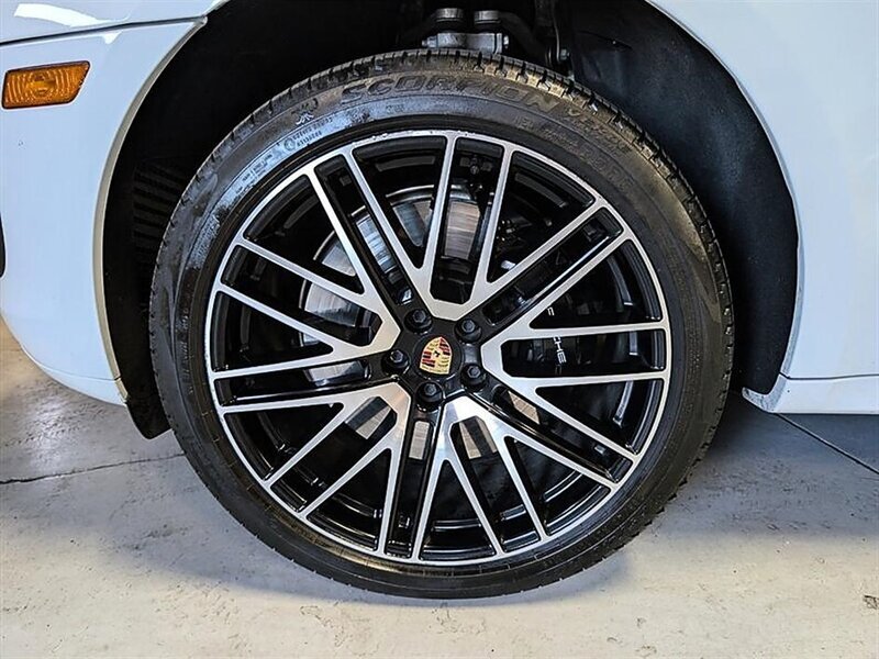 Used 2024 Porsche Macan GTS w/ Sport Chrono Package AWD/4WD image 15