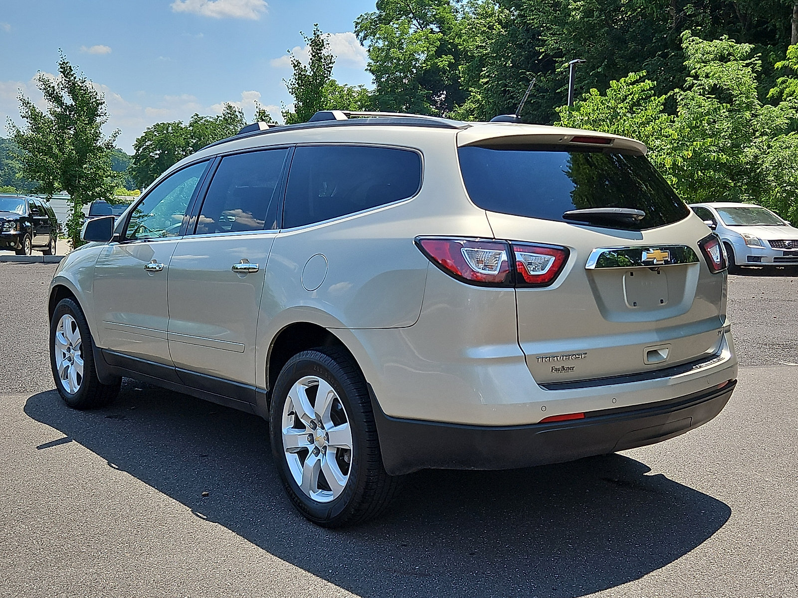 Used 2017 Chevrolet Traverse LT w/ Style and Technology Package FWD image 4