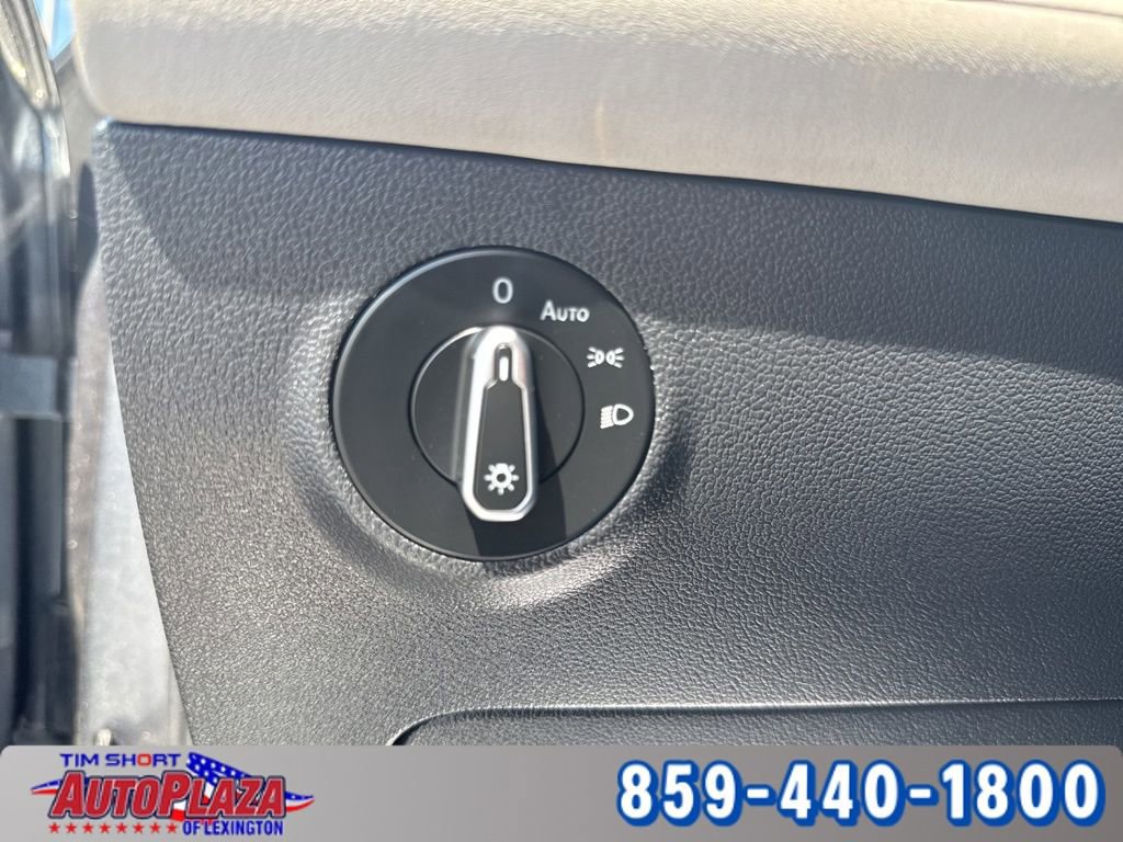 Used 2025 Volkswagen Taos SE AWD/4WD image 15