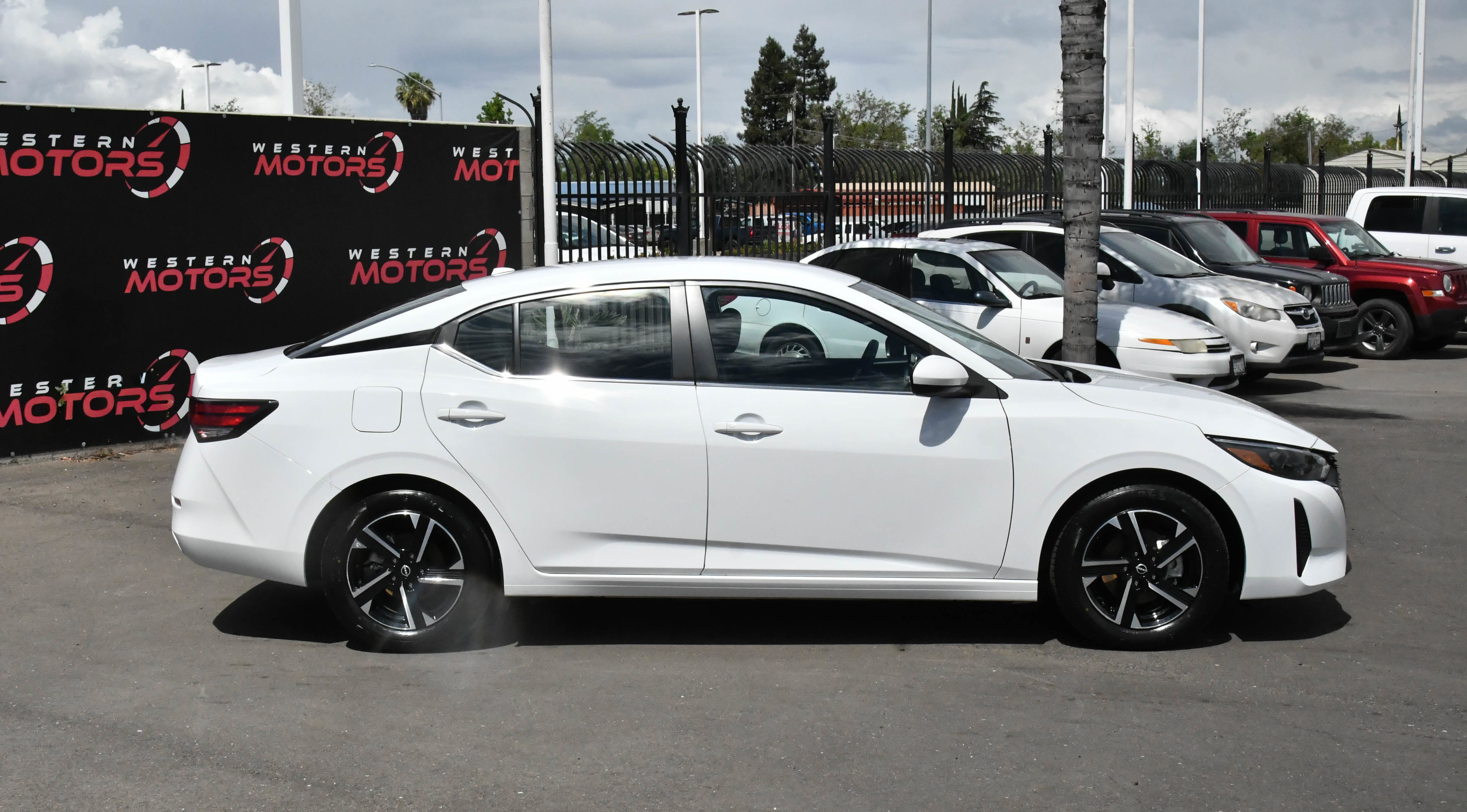 Used 2025 Nissan Sentra SV FWD image 9