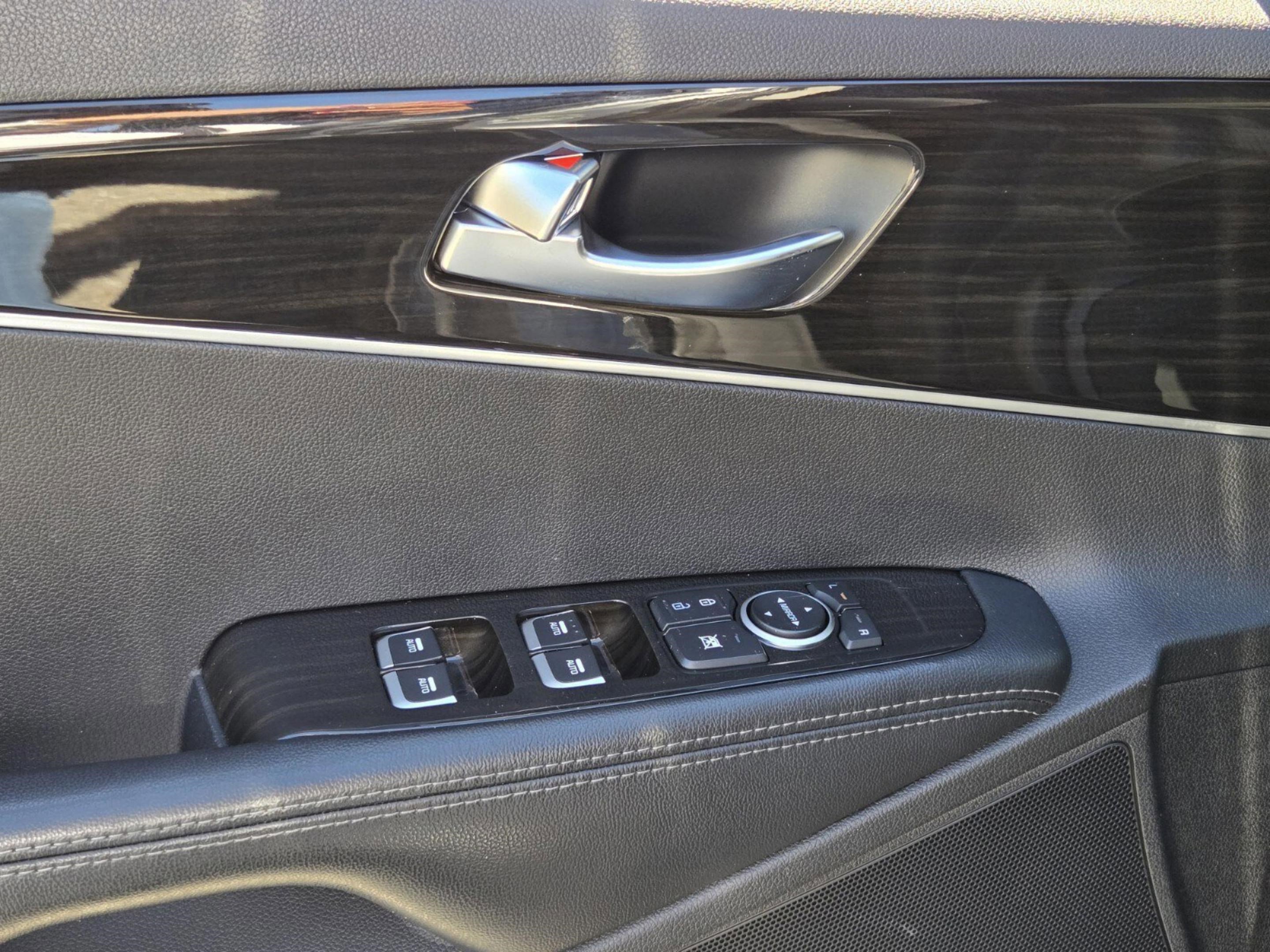 Used 2020 Kia Sorento LX image 18