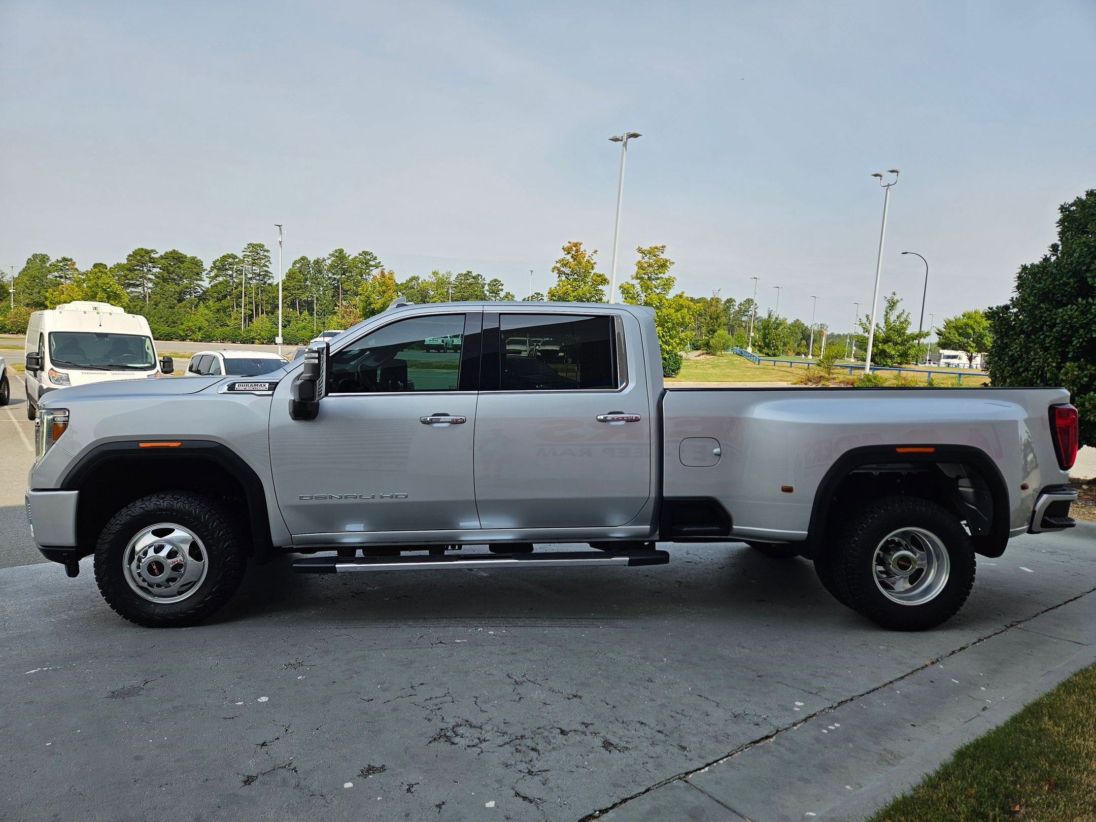 Used 2023 GMC Sierra 3500 Denali image 4