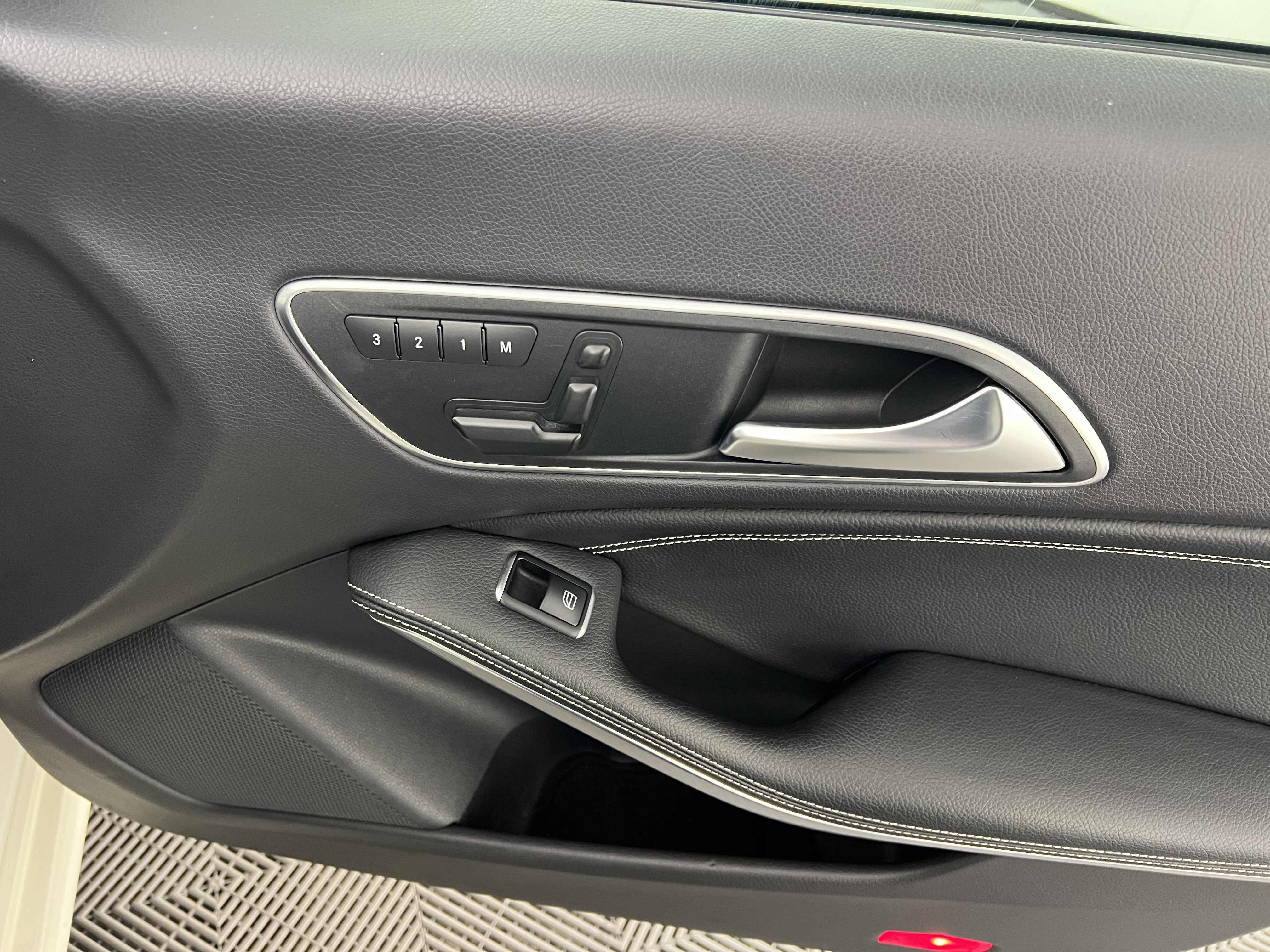 Used 2015 Mercedes-Benz CLA 250 4MATIC image 24