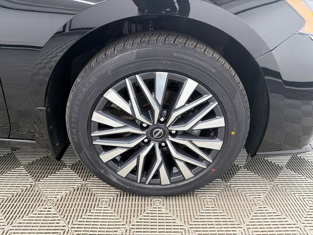 Used 2023 Nissan Altima 2.5 SV w/ SV Premium Package image 13