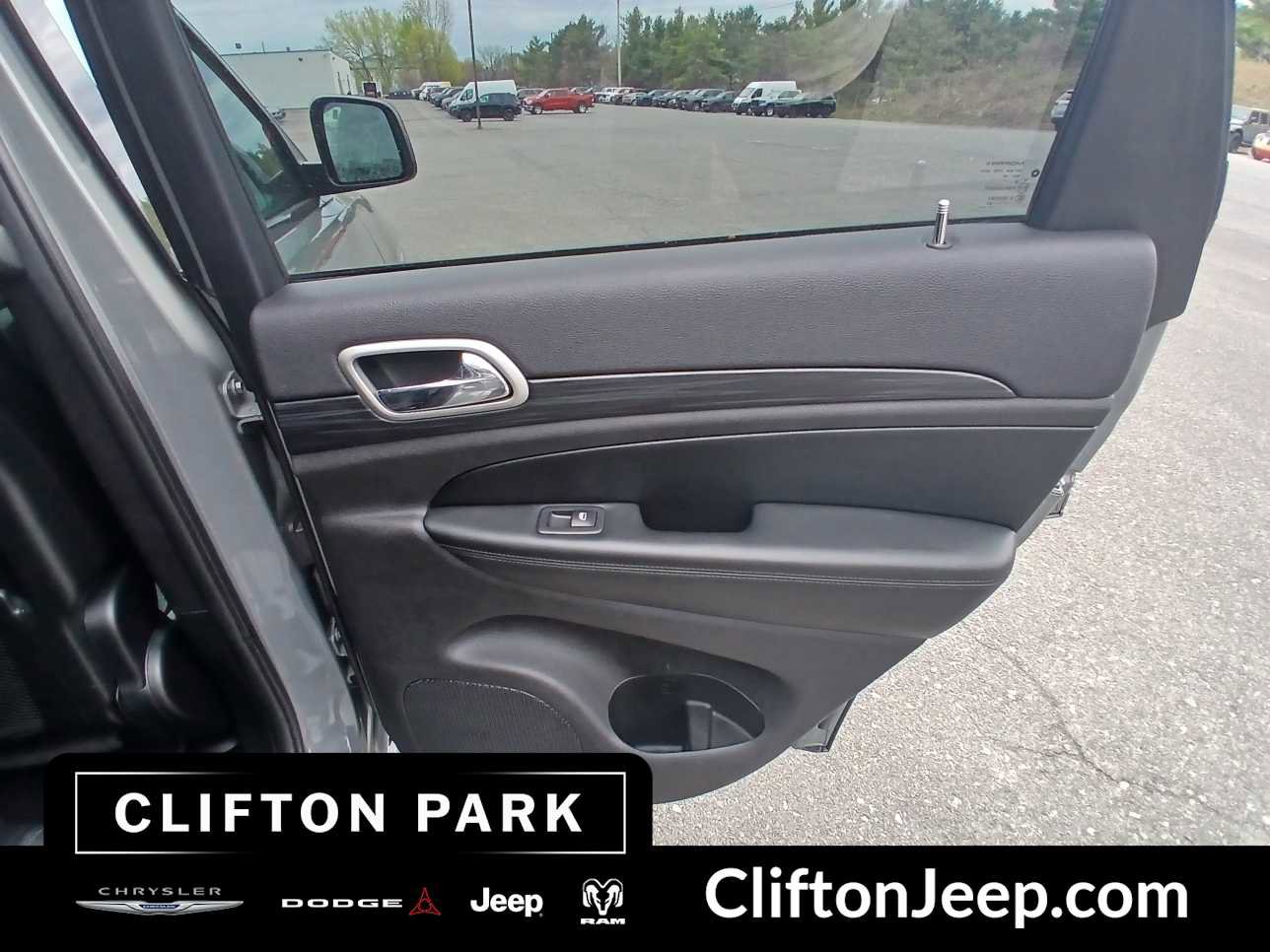 Used 2020 Jeep Grand Cherokee Altitude AWD/4WD image 14