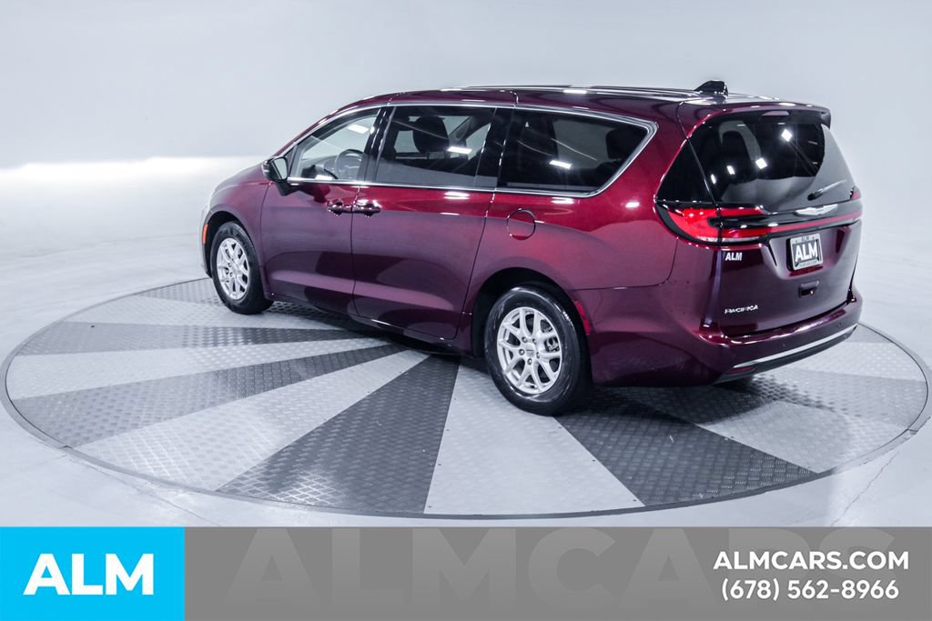 Used 2023 Chrysler Pacifica Touring-L FWD image 7