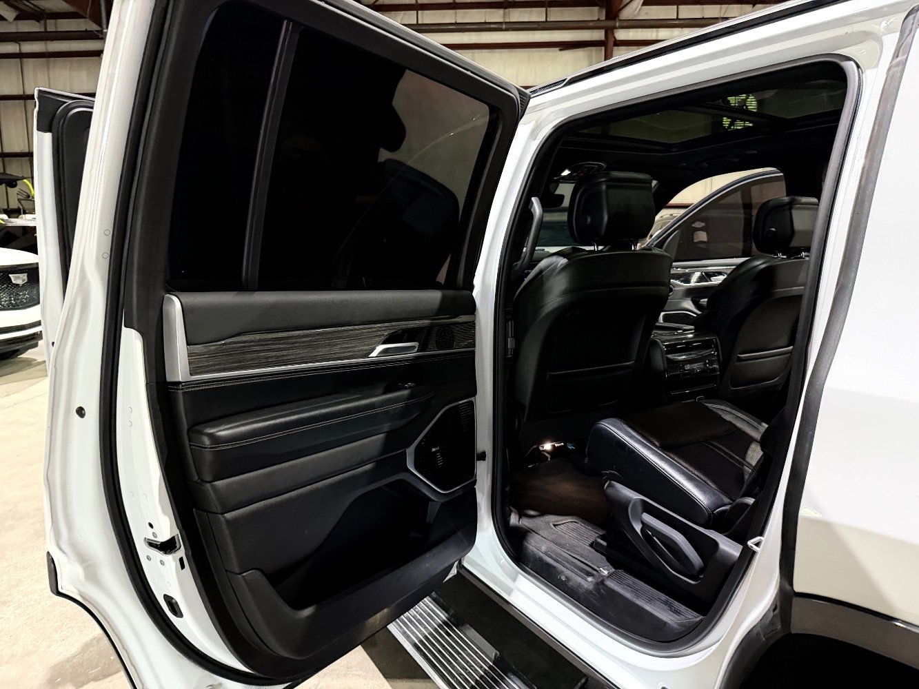 Used 2022 Jeep Wagoneer Series III w/ Premium Group I AWD/4WD image 16