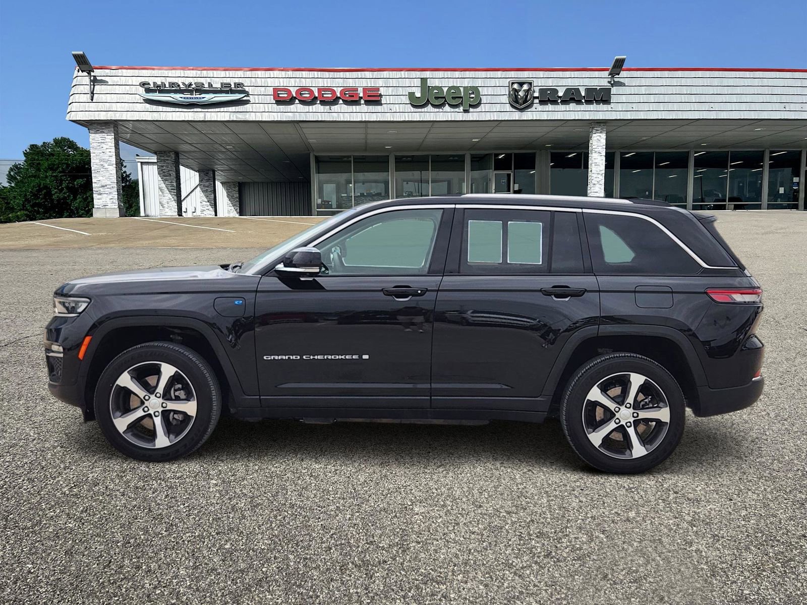 Used 2023 Jeep Grand Cherokee 4WD 4xe w/ Luxury Tech Group II image 3