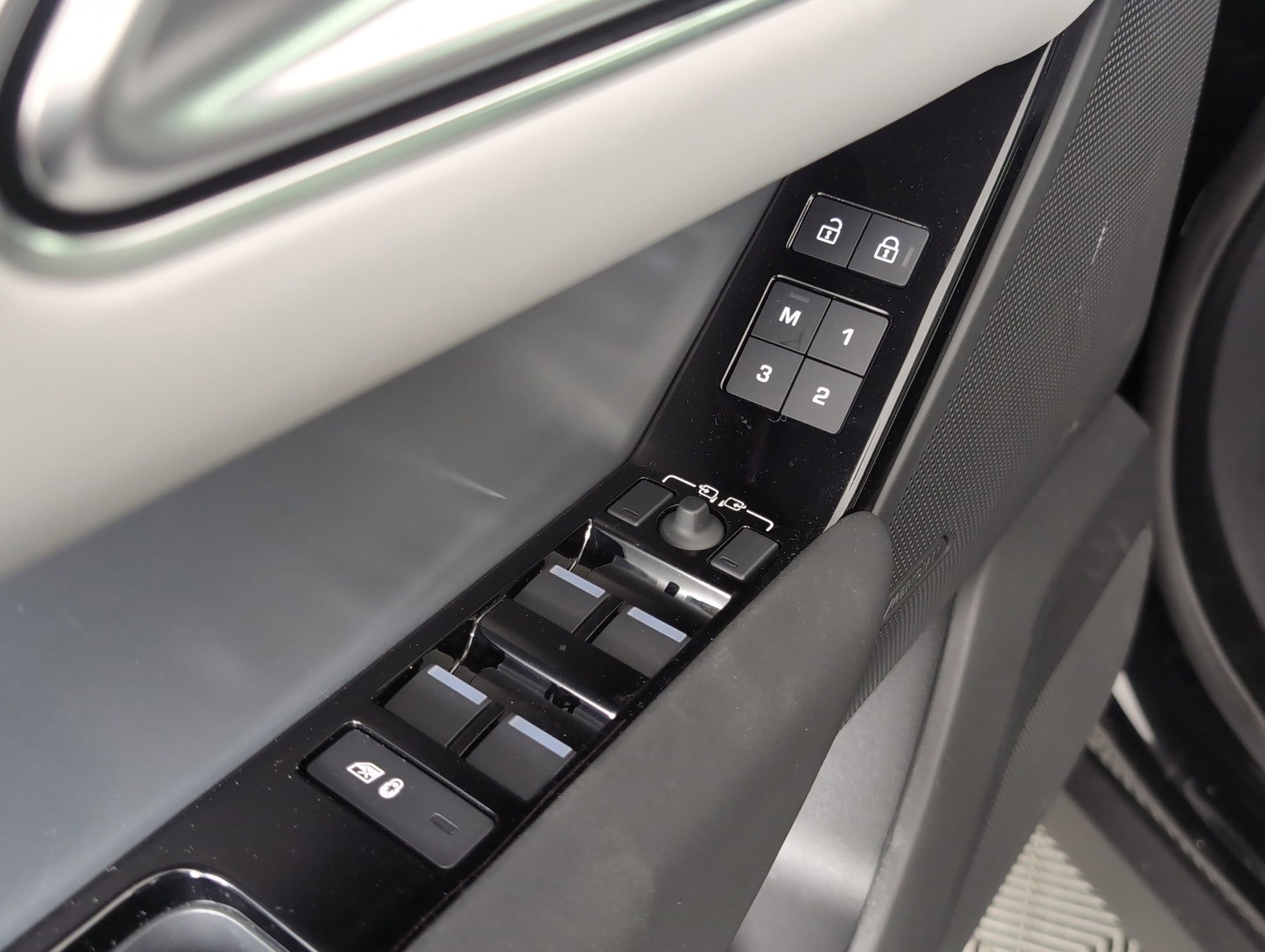 Used 2025 Land Rover Range Rover Velar S image 21