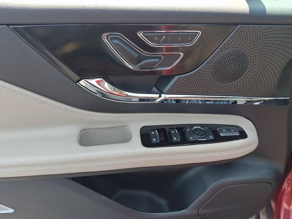 Certified 2025 Lincoln Corsair AWD image 12