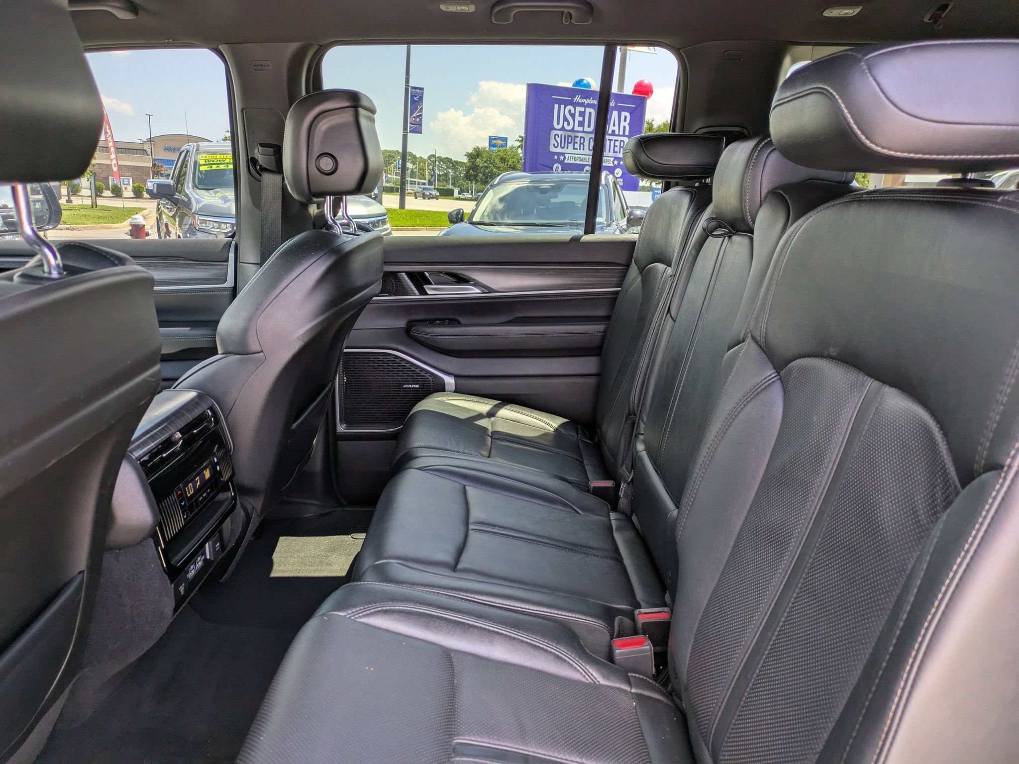 Used 2023 Jeep Wagoneer L Series III w/ Preferred Equipment Group AWD/4WD image 15