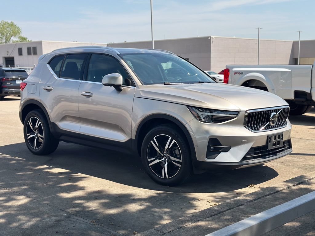 Used 2023 Volvo XC40 B5 Plus AWD/4WD image 1