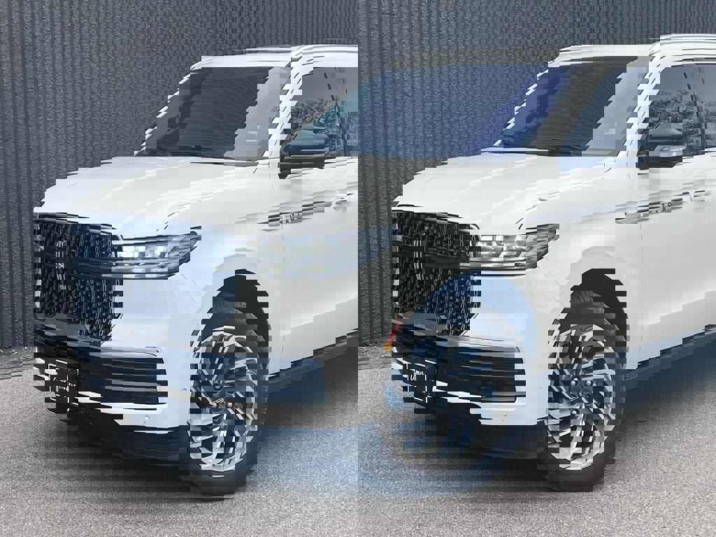 Used 2025 Lincoln Navigator L Reserve AWD/4WD image 2