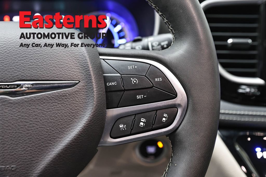 Used 2023 Chrysler Pacifica Touring-L FWD image 16