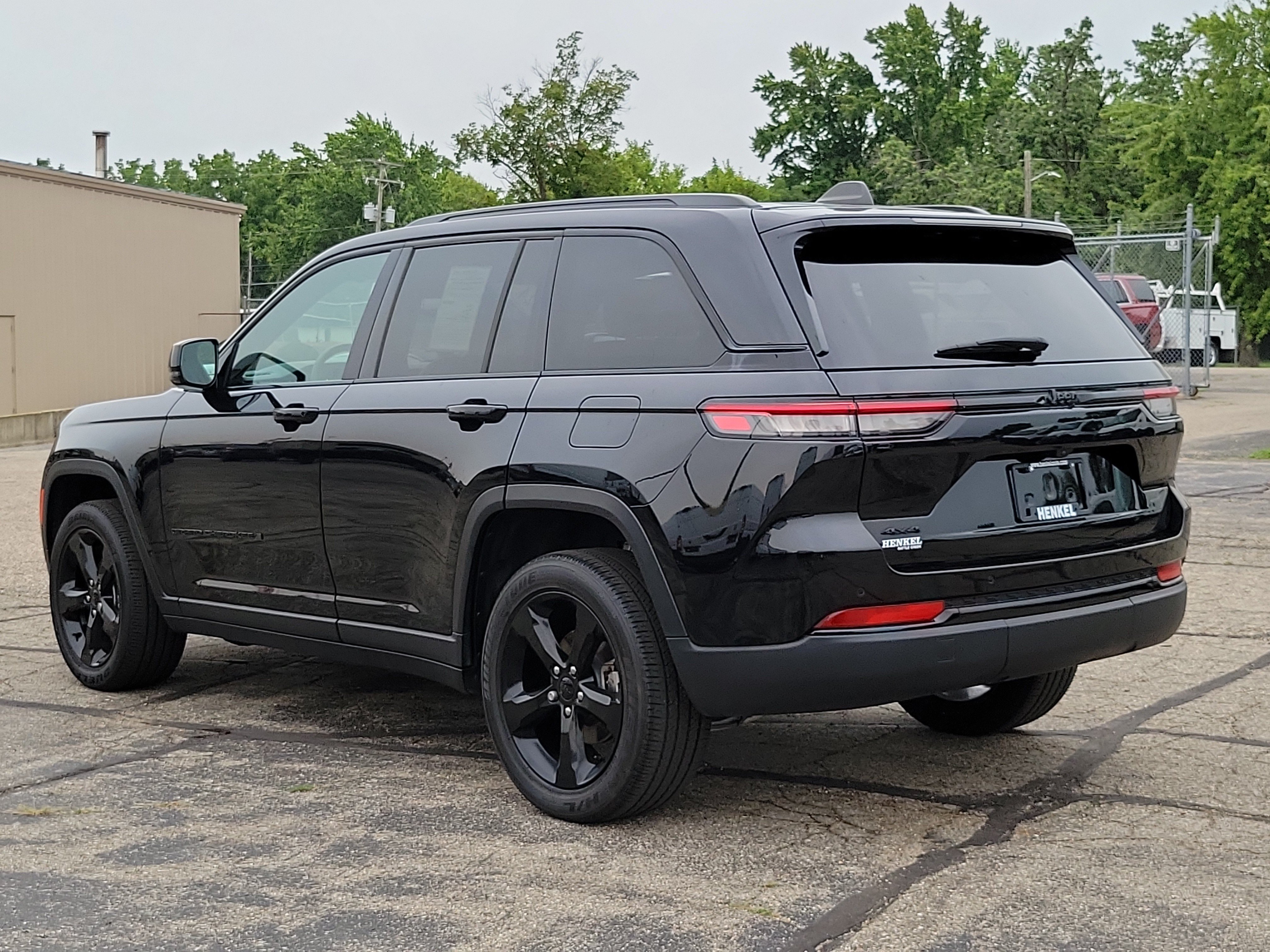 Used 2024 Jeep Grand Cherokee Altitude AWD/4WD image 3