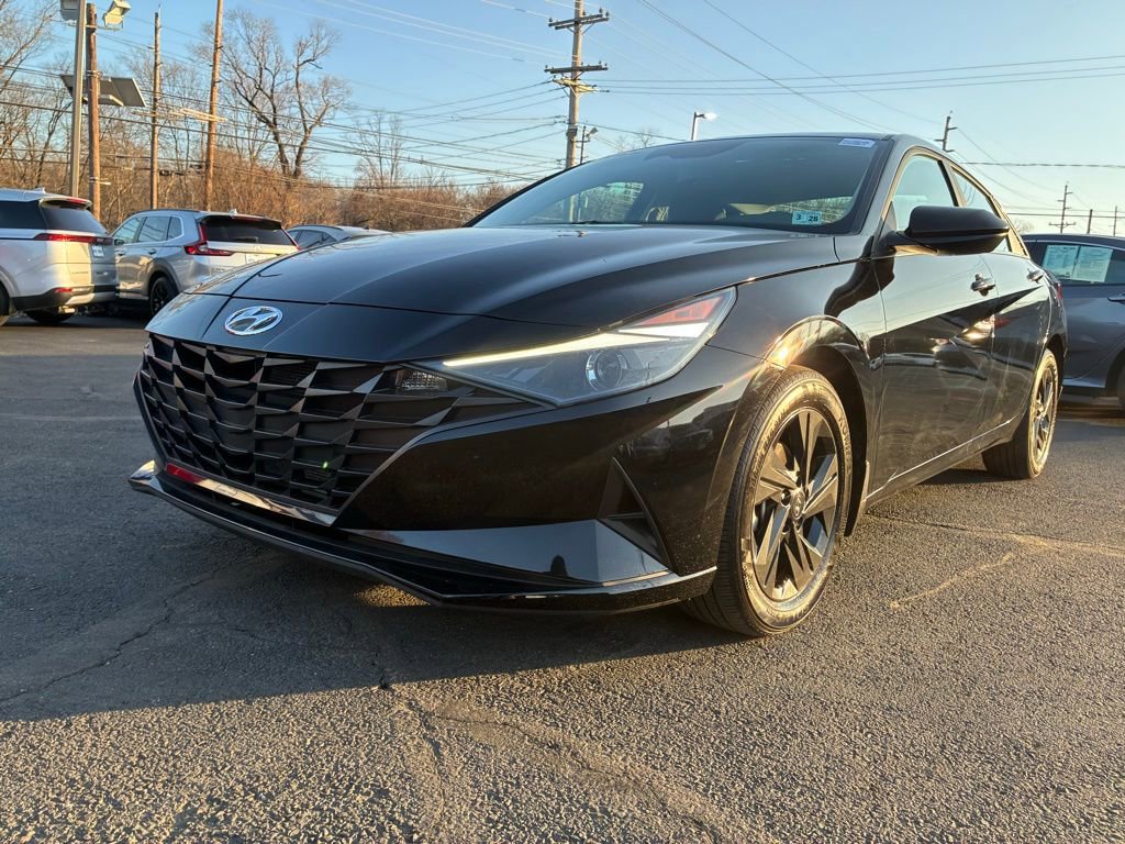 Used 2023 Hyundai Elantra SEL video 3