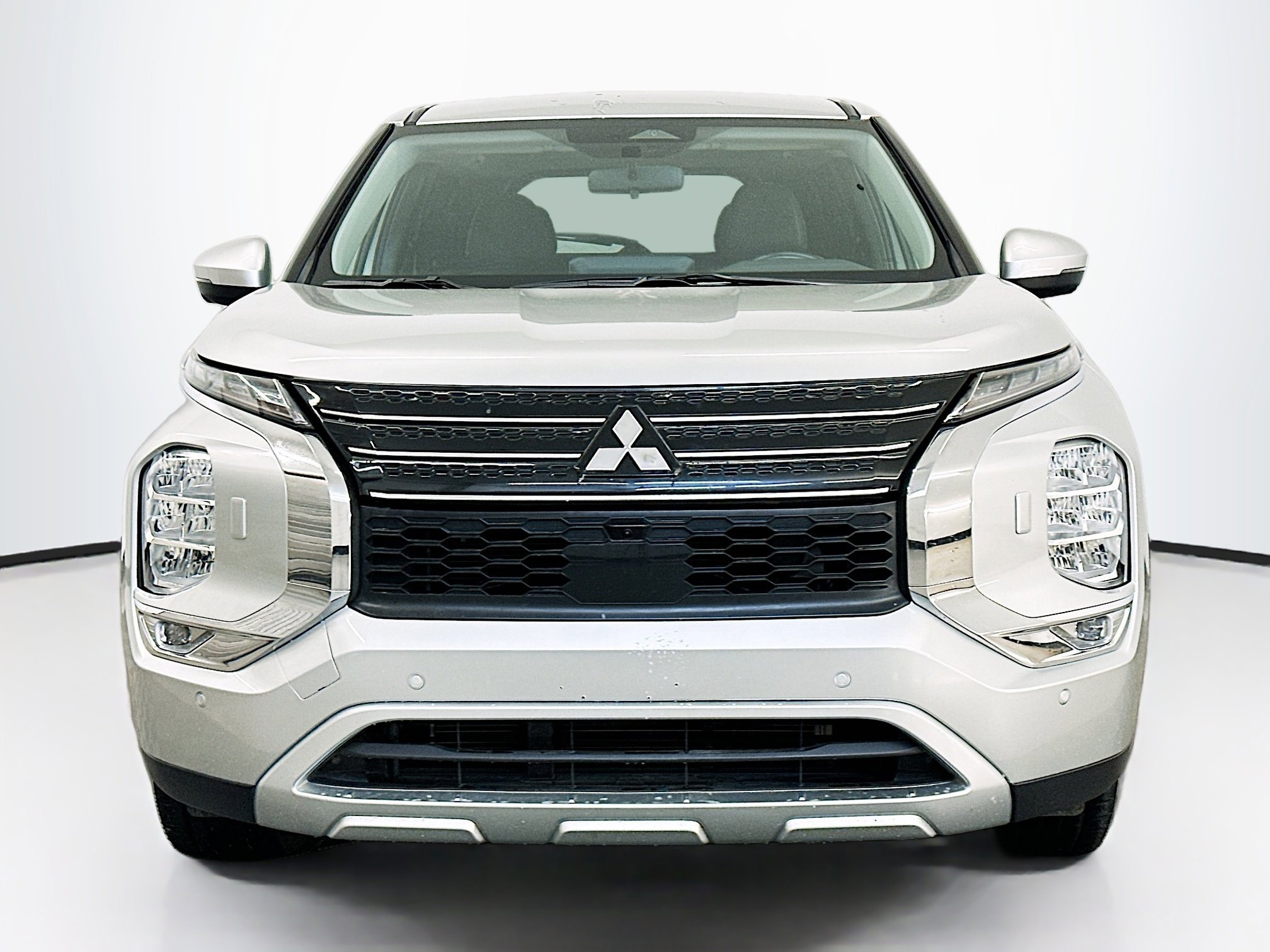 Used 2024 Mitsubishi Outlander SE image 2