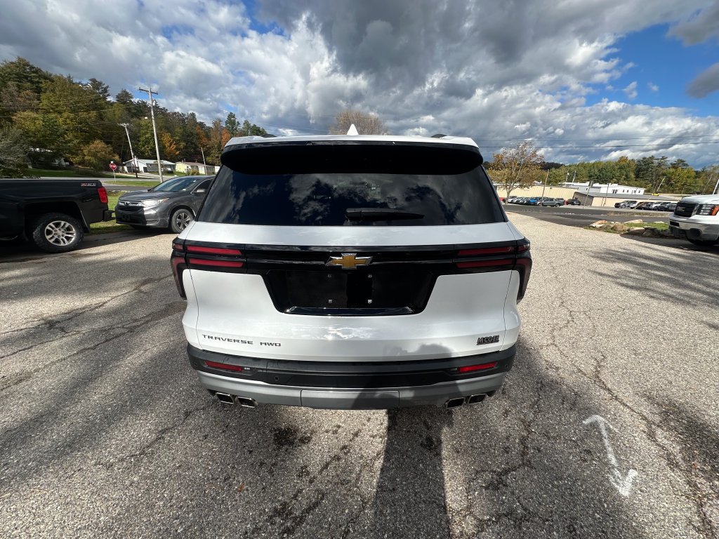 Used 2025 Chevrolet Traverse LT w/ Driver Confidence Package AWD/4WD image 4