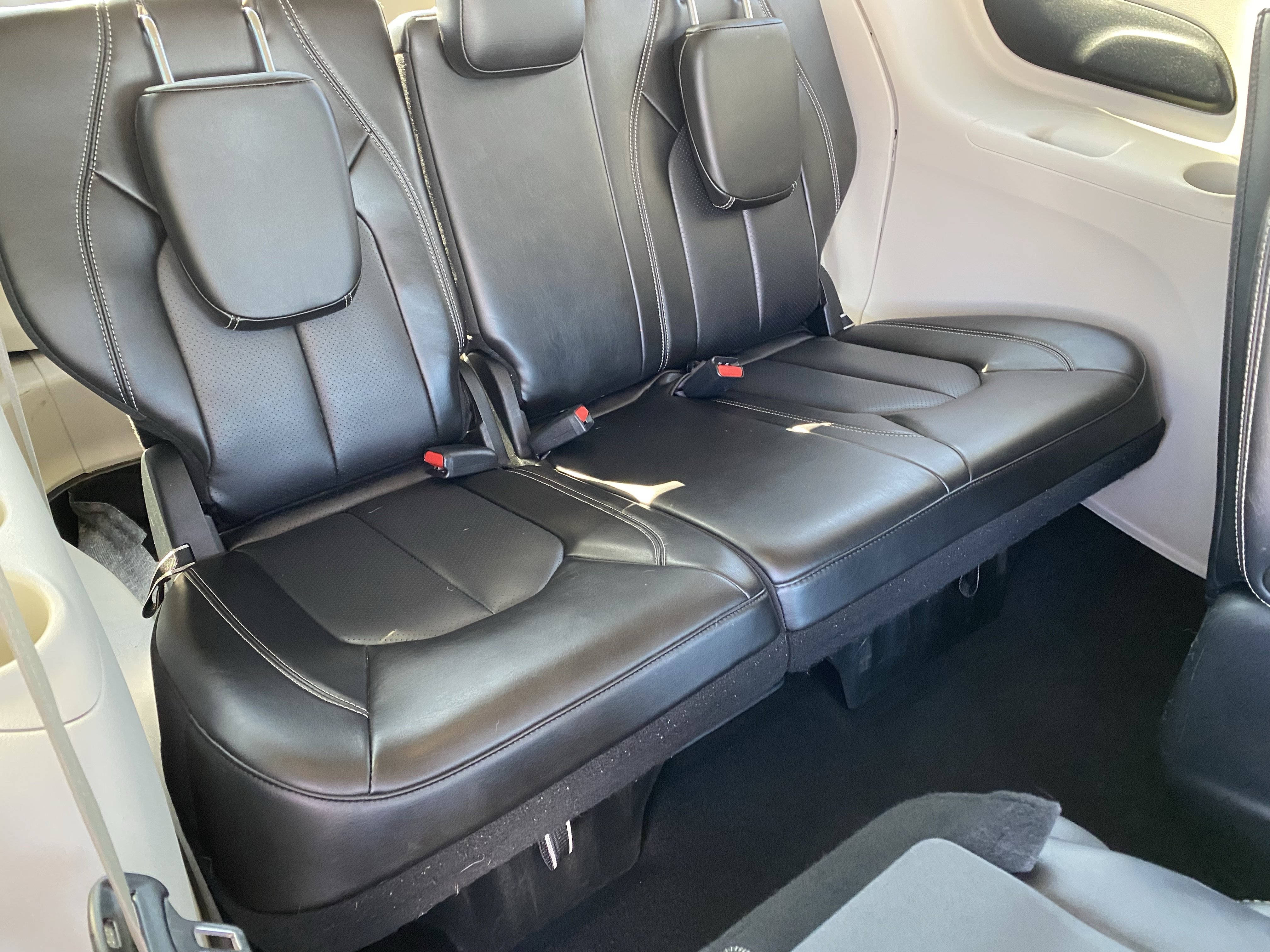 Used 2023 Chrysler Pacifica Touring-L image 14