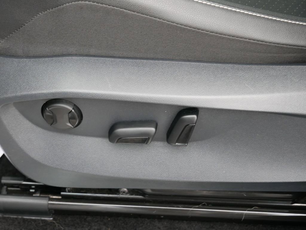 Used 2023 Volkswagen Tiguan SE R-Line image 17