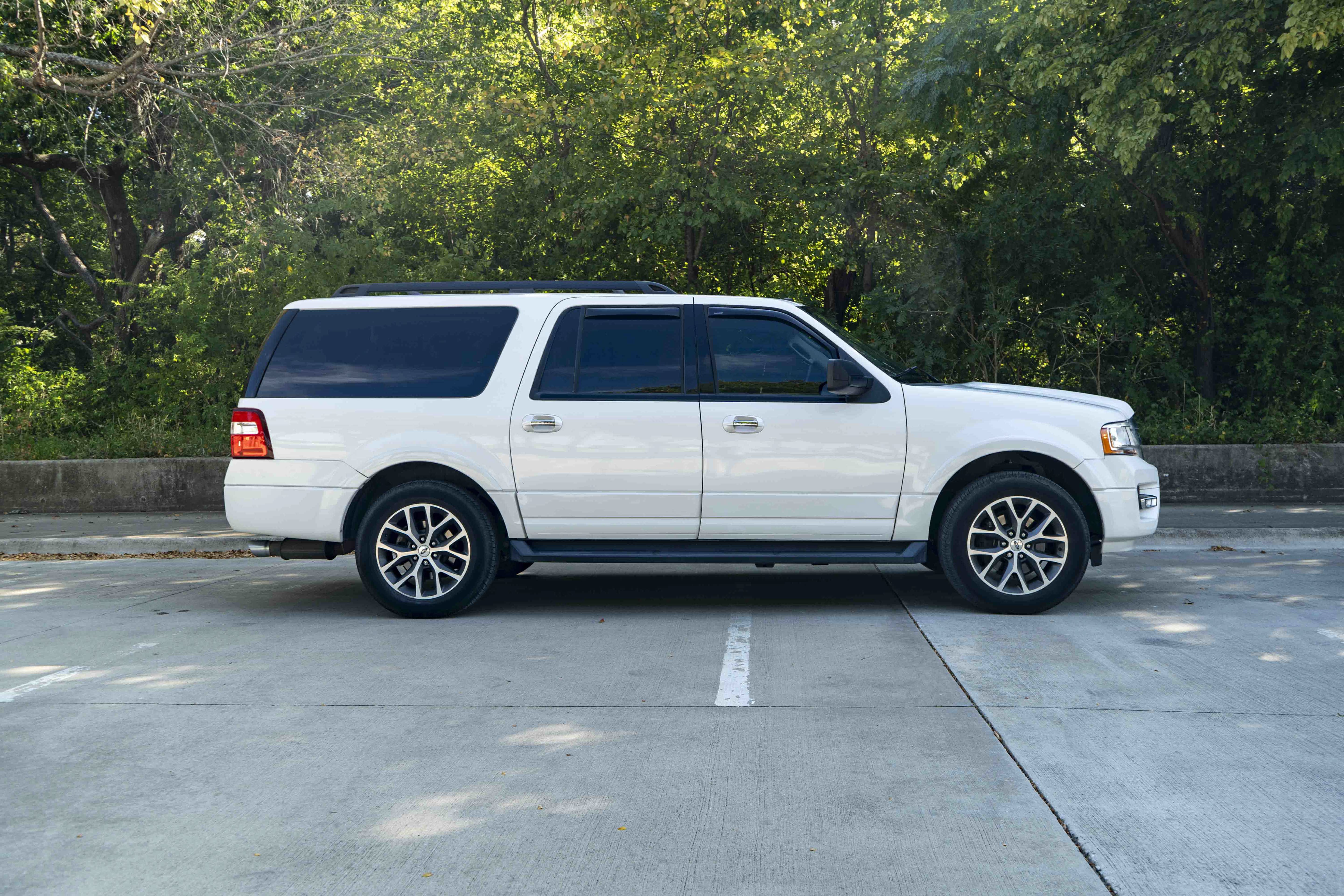Used 2016 Ford Expedition EL XLT w/ Equipment Group 202A RWD image 10