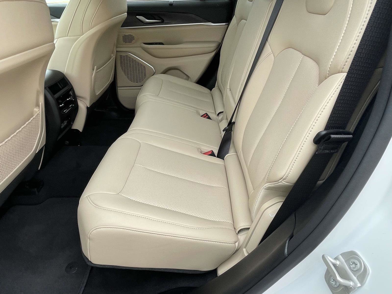Used 2023 Jeep Grand Cherokee Limited w/ Luxury Tech Group II AWD/4WD image 10
