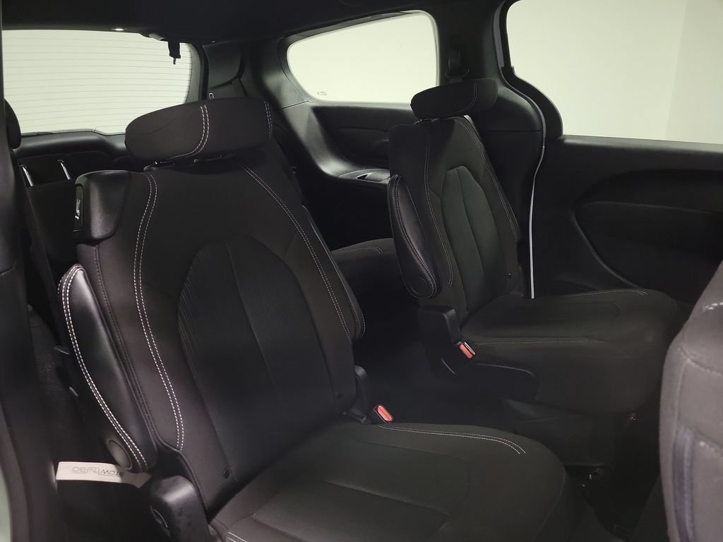 Used 2024 Chrysler Pacifica Touring FWD image 21