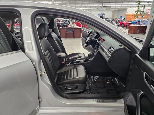 Used 2016 Volkswagen Passat 3.6 SEL Premium image 31